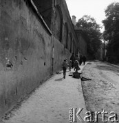30.06.1954, Lublin, Polska
Dzieci wracają ze szkoły ulicą Podwale (obecne skrzyżowanie ul. Królewskiej z Wyszyńskiego).
Fot. Irena Jarosińska, zbiory Ośrodka KARTA