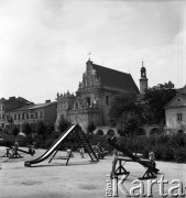 30.06.1954, Lublin, Polska
Plac zabaw przy ul. Bohaterów Stalingradu i kościół pw. św. Józefa przy ulicy Świętoduskiej 14
Fot. Irena Jarosińska, zbiory Ośrodka KARTA
