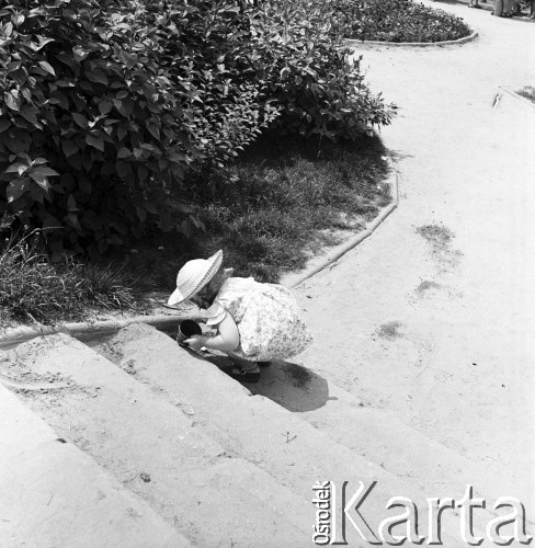 30.06.1954, Lublin, Polska
Dziecko na placu zabaw przy ul. Bohaterów Stalingradu 
Fot. Irena Jarosińska, zbiory Ośrodka KARTA