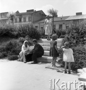 30.06.1954, Lublin, Polska
Plac zabaw przy ul. Bohaterów Stalingradu - na schodach cyganka wróży z ręki.
Fot. Irena Jarosińska, zbiory Ośrodka KARTA