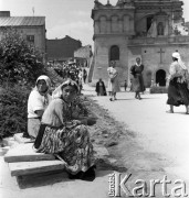 30.06.1954, Lublin, Polska
Cyganki w parku ul. Bohaterów Stalingradu. W głębi widać kościół pw. św. Józefa przy ulicy Świętoduskiej 14.
Fot. Irena Jarosińska, zbiory Ośrodka KARTA