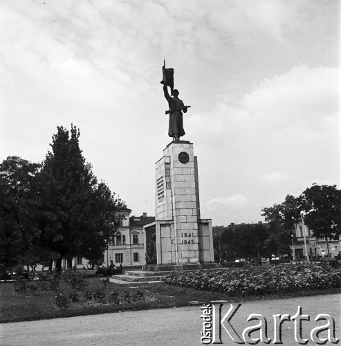 30.06.1954, Lublin, Polska
Pomnik Wdzięczności na Placu Litewskim, naprzeciwko Poczty Głównej. Na cokole widać posąg kroczącego żołnierza Armii Radzieckiej
Fot. Irena Jarosińska, zbiory Ośrodka KARTA