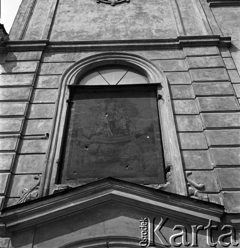 30.06.1954, Lublin, Polska
Obraz Matki Boskiej nad wejściem kościoła św. Ducha przy ul. Krakowskie Przedmieście
Fot. Irena Jarosińska, zbiory Ośrodka KARTA