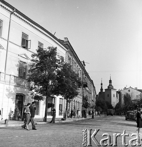 30.06.1954, Lublin, Polska
Ulica Kapucyńska z widokiem na Kościół pw. Wniebowzięcia NMP Zwycięskiej.
Fot. Irena Jarosińska, zbiory Ośrodka KARTA