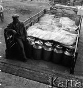 lata 50-te, Lublin, Polska
Transport mleka w bańkach.
Fot. Irena Jarosińska, zbiory Ośrodka KARTA