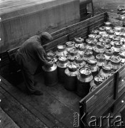 lata 50-te, Lublin, Polska
Transport mleka w bańkach.
Fot. Irena Jarosińska, zbiory Ośrodka KARTA