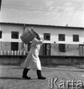 lata 50-te, Warszawa, Polska
Zlewnia mleka - załadunek mleka.
Fot. Irena Jarosińska, zbiory Ośrodka KARTA