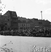1.05.1954, Starogard Gdański, Polska
Mieszkańcy miasta obserwują przebieg pochodu pierwszomajowego
Fot. Irena Jarosińska, zbiory Ośrodka KARTA