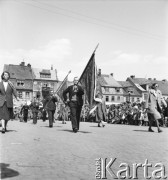 1.05.1954, Starogard Gdański, Polska
Pochód pierwszomajowy - poczty sztandarowe przechodzą przy trybunie honorowej
Fot. Irena Jarosińska, zbiory Ośrodka KARTA