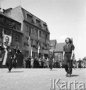 1.05.1954, Starogard Gdański, Polska
Pochód pierwszomajowy - przy trybunie honorowej przechodzą sportowcy. W głębi, na fasadzie budynku portret premiera ZSRR Nikołaja Bułganina
Fot. Irena Jarosińska, zbiory Ośrodka KARTA