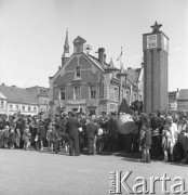 1.05.1954, Starogard Gdański, Polska
Mieszkańcy miasta obserwują przebieg pochodu pierwszomajowego, na pierwszym planie widać orkiestrę.
Fot. Irena Jarosińska, zbiory Ośrodka KARTA