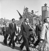1.05.1954, Starogard Gdański, Polska
Uczestnicy pochodu pierwszomajowego.
Fot. Irena Jarosińska, zbiory Ośrodka KARTA