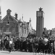 1.05.1954, Starogard Gdański, Polska
Mieszkańcy miasta obserwują przebieg pochodu pierwszomajowego, na pierwszym planie widać orkiestrę.
Fot. Irena Jarosińska, zbiory Ośrodka KARTA