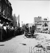 1.05.1954, Starogard Gdański, Polska
Pochód pierwszomajowy - zaprzęg konny przy trybunie honorowej
Fot. Irena Jarosińska, zbiory Ośrodka KARTA