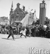 1.05.1954, Starogard Gdański, Polska
Uczestnicy pochodu pierwszomajowego.
Fot. Irena Jarosińska, zbiory Ośrodka KARTA