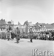 1.05.1954, Starogard Gdański, Polska
Uczestnicy pochodu pierwszomajowego.
Fot. Irena Jarosińska, zbiory Ośrodka KARTA
