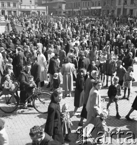 1.05.1954, Starogard Gdański, Polska
Mieszkańcy miasta obserwują przebieg pochodu pierwszomajowego
Fot. Irena Jarosińska, zbiory Ośrodka KARTA