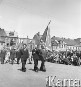 1.05.1954, Starogard Gdański, Polska
Pochód pierwszomajowy - poczet sztandarowy przechodzi przy trybunie honorowej
Fot. Irena Jarosińska, zbiory Ośrodka KARTA