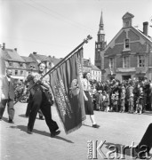 1.05.1954, Starogard Gdański, Polska
Pochód pierwszomajowy - poczet sztandarowy przechodzi przy trybunie honorowej
Fot. Irena Jarosińska, zbiory Ośrodka KARTA