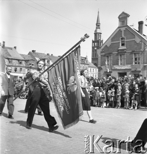 1.05.1954, Starogard Gdański, Polska
Pochód pierwszomajowy - poczet sztandarowy przechodzi przy trybunie honorowej
Fot. Irena Jarosińska, zbiory Ośrodka KARTA