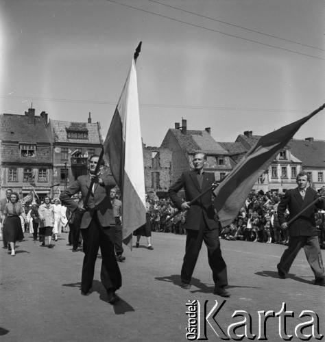 1.05.1954, Starogard Gdański, Polska
Pochód pierwszomajowy - poczet sztandarowy przechodzi przy trybunie honorowej
Fot. Irena Jarosińska, zbiory Ośrodka KARTA