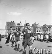 1.05.1954, Starogard Gdański, Polska
Uczestnicy pochodu pierwszomajowego.
Fot. Irena Jarosińska, zbiory Ośrodka KARTA