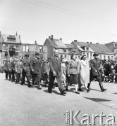 1.05.1954, Starogard Gdański, Polska
Uczestnicy pochodu pierwszomajowego.
Fot. Irena Jarosińska, zbiory Ośrodka KARTA