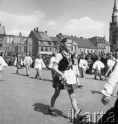 1.05.1954, Starogard Gdański, Polska
Pochód pierwszomajowy - dziewczynka w stroju ludowym
Fot. Irena Jarosińska, zbiory Ośrodka KARTA