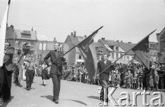 1.05.1954, Starogard Gdański, Polska
Pochód pierwszomajowy - poczty sztandarowe
Fot. Irena Jarosińska, zbiory Ośrodka KARTA