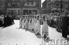 1.05.1954, Starogard Gdański, Polska
Pochód pierwszomajowy - przed trybuną honorową wstępuje kobiety zespół ludowy
Fot. Irena Jarosińska, zbiory Ośrodka KARTA