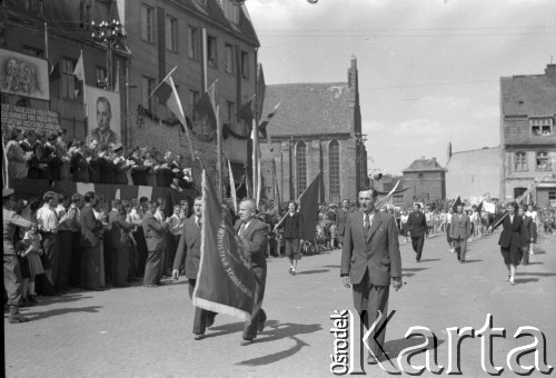 1.05.1954, Starogard Gdański, Polska
Pochód pierwszomajowy - poczet sztandarowy
Fot. Irena Jarosińska, zbiory Ośrodka KARTA