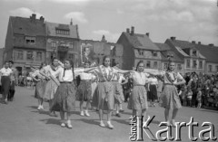 1.05.1954, Starogard Gdański, Polska
Pochód pierwszomajowy - dziewczęta przy trybunie honorowej.
Fot. Irena Jarosińska, zbiory Ośrodka KARTA