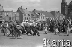 1.05.1954, Starogard Gdański, Polska
Pochód pierwszomajowy - zespół młodzieżowy
Fot. Irena Jarosińska, zbiory Ośrodka KARTA