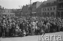 1.05.1954, Starogard Gdański, Polska
Mieszkańcy miasta obserwują przebieg pochodu pierwszomajowego
Fot. Irena Jarosińska, zbiory Ośrodka KARTA