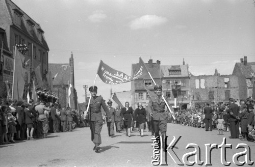 1.05.1954, Starogard Gdański, Polska
Pochód pierwszomajowy - leśnicy
Fot. Irena Jarosińska, zbiory Ośrodka KARTA