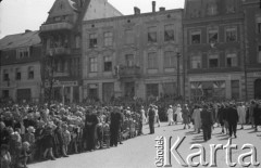 1.05.1954, Starogard Gdański, Polska
Mieszkańcy miasta obserwują przebieg pochodu pierwszomajowego
Fot. Irena Jarosińska, zbiory Ośrodka KARTA