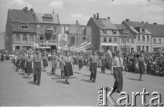 1.05.1954, Starogard Gdański, Polska
Pochód pierwszomajowy - młodzież z portretem Józefa Stalina
Fot. Irena Jarosińska, zbiory Ośrodka KARTA
