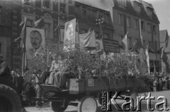 1.05.1954, Starogard Gdański, Polska
Pochód pierwszomajowy - przed trybuną honorową przejeżdża wóz z drzewkami i portretem Józefa Stalina
Fot. Irena Jarosińska, zbiory Ośrodka KARTA