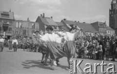 1.05.1954, Starogard Gdański, Polska
Pochód pierwszomajowy - przed trybuną honorową wstępuje kobiety zespół ludowy
Fot. Irena Jarosińska, zbiory Ośrodka KARTA