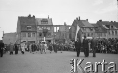 1.05.1954, Starogard Gdański, Polska
Pochód pierwszomajowy - poczty sztandarowe porzed trybuną honorową
Fot. Irena Jarosińska, zbiory Ośrodka KARTA