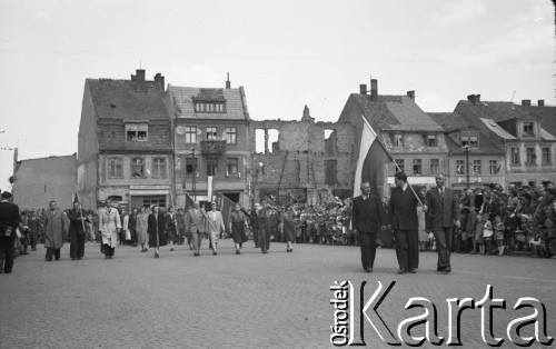 1.05.1954, Starogard Gdański, Polska
Pochód pierwszomajowy - poczty sztandarowe porzed trybuną honorową
Fot. Irena Jarosińska, zbiory Ośrodka KARTA