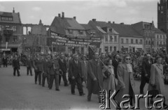 1.05.1954, Starogard Gdański, Polska
Pochód pierwszomajowy - uczestny niesą transparent z napisem: „Niech żyje sojusz robotniczo chłopska, niewzruszona postawa władzy ludowej, źródło mocy i rozwoju Polskiej Rzeczpospolitej Ludowej”
Fot. Irena Jarosińska, zbiory Ośrodka KARTA