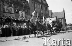 1.05.1954, Starogard Gdański, Polska
Pochód pierwszomajowy - zaprzęg konny przy trybunie honorowej
Fot. Irena Jarosińska, zbiory Ośrodka KARTA