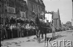 1.05.1954, Starogard Gdański, Polska
Pochód pierwszomajowy - zaprzęg konny przy trybunie honorowej
Fot. Irena Jarosińska, zbiory Ośrodka KARTA