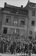 1.05.1954, Starogard Gdański, Polska
Mieszkańcy miasta obserwują przebieg pochodu pierwszomajowego
Fot. Irena Jarosińska, zbiory Ośrodka KARTA
