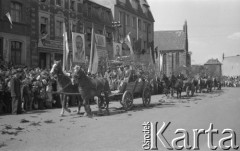 1.05.1954, Starogard Gdański, Polska
Pochód pierwszomajowy - zaprzęg konny przy trybunie honorowej
Fot. Irena Jarosińska, zbiory Ośrodka KARTA