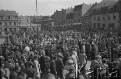 1.05.1954, Starogard Gdański, Polska
Mieszkańcy miasta obserwują przebieg pochodu pierwszomajowego
Fot. Irena Jarosińska, zbiory Ośrodka KARTA