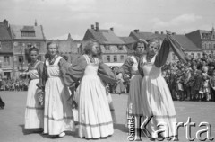 1.05.1954, Starogard Gdański, Polska
Pochód pierwszomajowy - przed trybuną honorową wstępuje kobiety zespół ludowy
Fot. Irena Jarosińska, zbiory Ośrodka KARTA