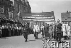 1.05.1954, Starogard Gdański, Polska
Pochód pierwszomajowy - uczestnicy niosą transparent z napisem: „Chłopi i chłopki! Rozwijajcie hodowlę, rozszerzajcie kontraktację, wypełniajcie z honorem wobec ojczyzny”.
Fot. Irena Jarosińska, zbiory Ośrodka KARTA