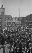 1.05.1954, Starogard Gdański, Polska
Mieszkańcy miasta obserwują przebieg pochodu pierwszomajowego
Fot. Irena Jarosińska, zbiory Ośrodka KARTA